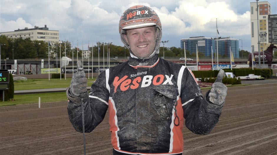 Oskar Kylin Blom glad efter V75-seger.jpg (2)